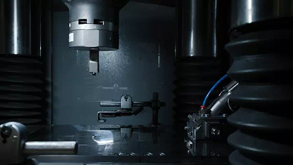 azienda di produzione su misura di inserti metallici