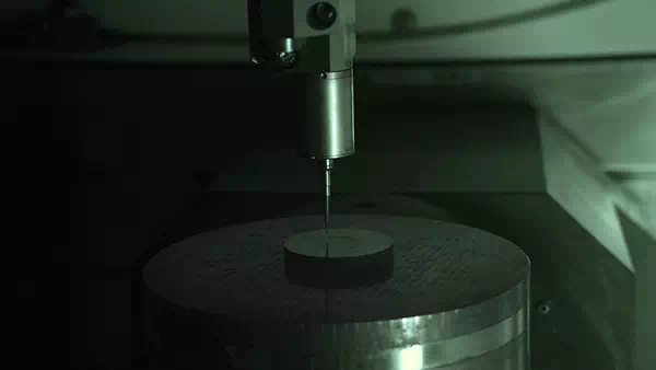 macchinario per la foratura dell’inserto in metallo