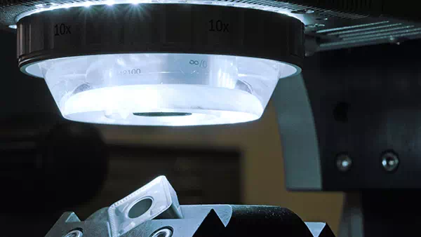 macchinario si assicura la qualità dell’inserto lavorato