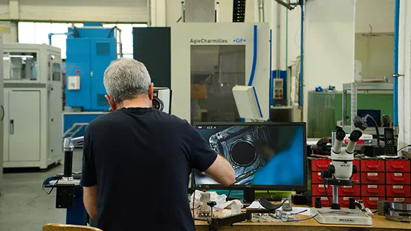 operaio che progetta inserti in metallo duro