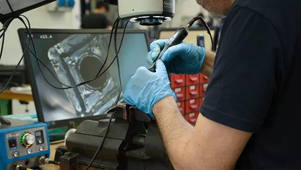 operatore utilizza macchinario per la visione ravvicinata di un inserto