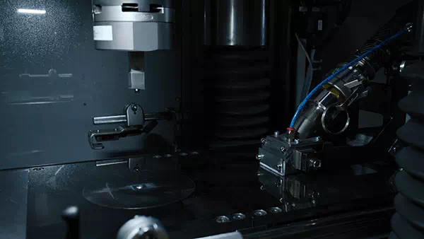 tecnologia moderna per il taglio di un inserto in metallo